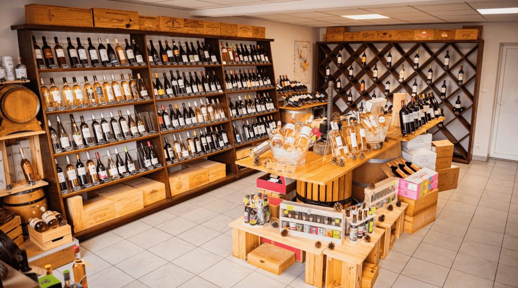La cave à vin des Établissements Pinque à Barcus